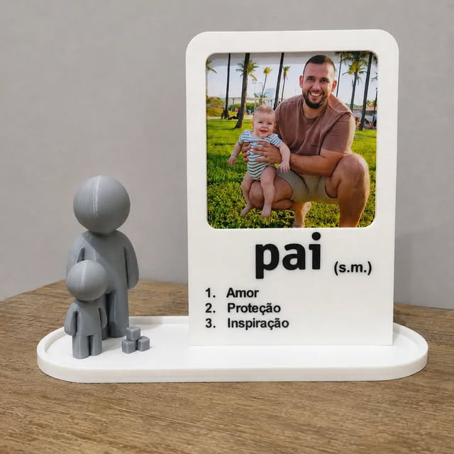 Porta-retrato personalizado com miniatura de pai e filho produzido pela NexusLab